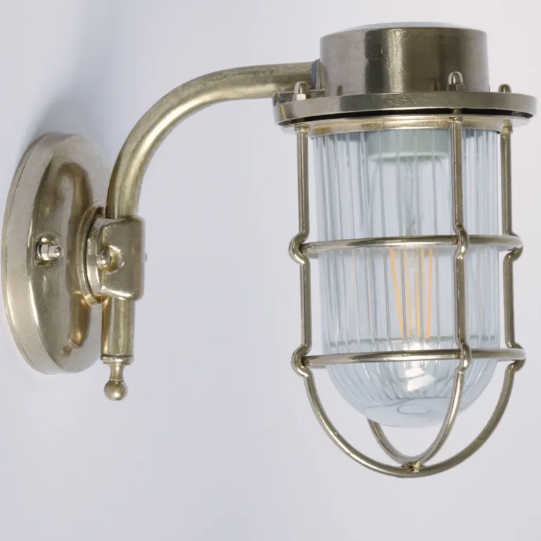 Messing-Wandlampe N° 816 mit Schutzglas am Ausleger
