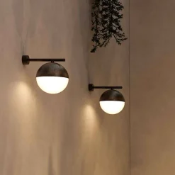 Messing-Wandleuchte mit Opalglas Sfera