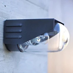 Moderne Außen-Wandleuchte mit Glassturz und IP 65