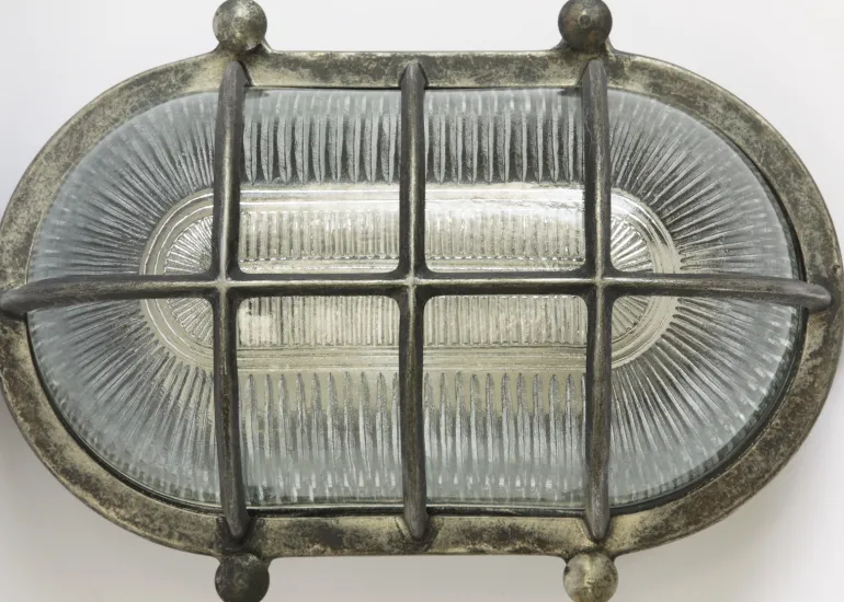 Ovale Messingwandleuchte mit Holophanglas