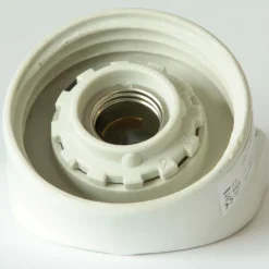 Porzellan-Wandleuchte mit bunten Aluminiumschirmen