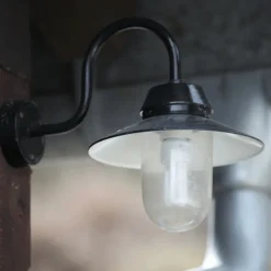 Robuste Wandleuchte mit flachem Reflektor Bremen