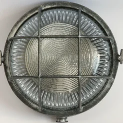 Runde Wandleuchte für außen mit Schutzgitter