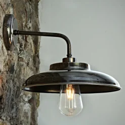 Schlichte Messing-Wandleuchte Dara aus Irland, IP65
