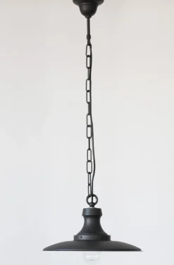 Schlichte Schirmlampe für Außen mit Kette