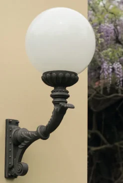 Schmiedeeisen-Wandleuchte mit Opal-Kugel WL 3665