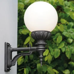 Schmiedeeiserne Wandleuchte mit opalem Kugelglas WL 3115