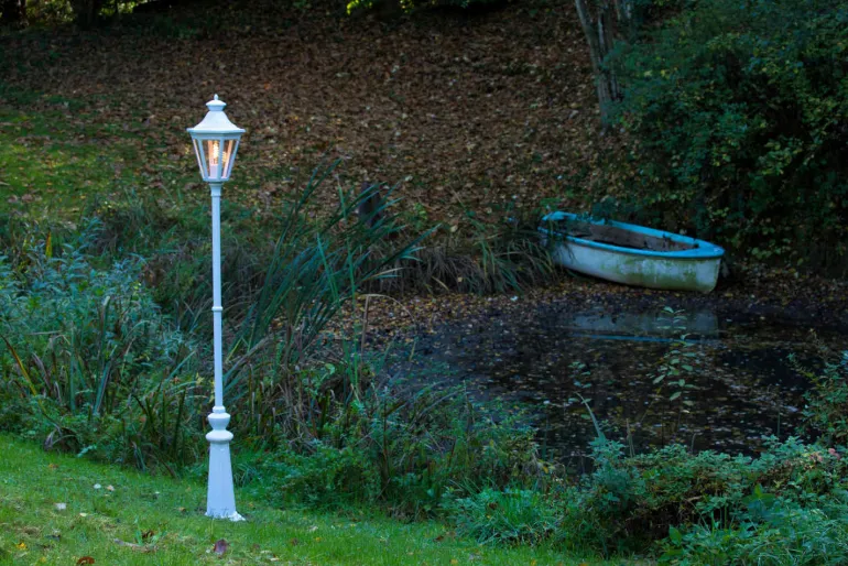 Standleuchte mit Aluminium- oder Messinglaterne Victoria