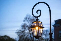 Standleuchte mit Bischofsstab Place des Vosges 2