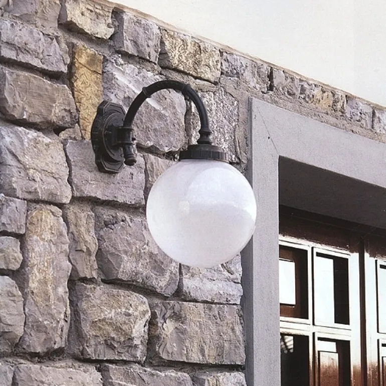 Traditionelle Wandleuchte mit Glaskugel