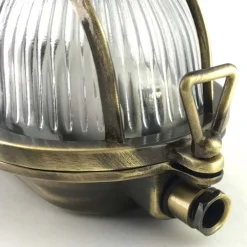 Vergitterte Messing-Fabrikleuchte mit Holophanglas