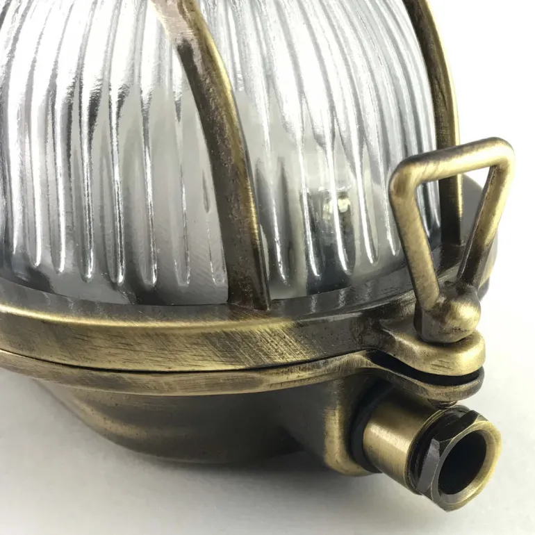 Vergitterte Messing-Fabrikleuchte mit Holophanglas