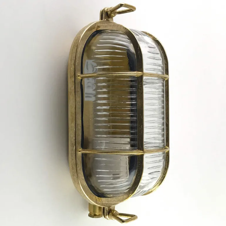 Vergitterte Messing-Fabrikleuchte mit Holophanglas