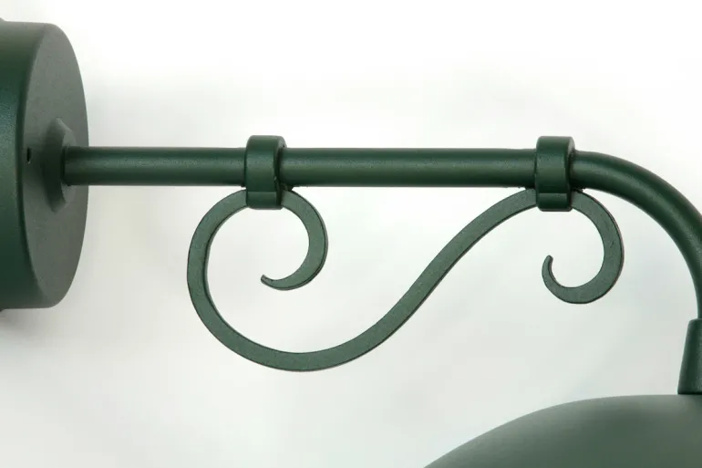 Wandlampe für Außen mit verzierter Armstütze