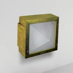 Wandleuchte mit pyramidenförmigem Glas Varius 5