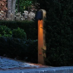 Wegeleuchte BEAMY aus Zink oder Messing am Teakholz-Standfuß