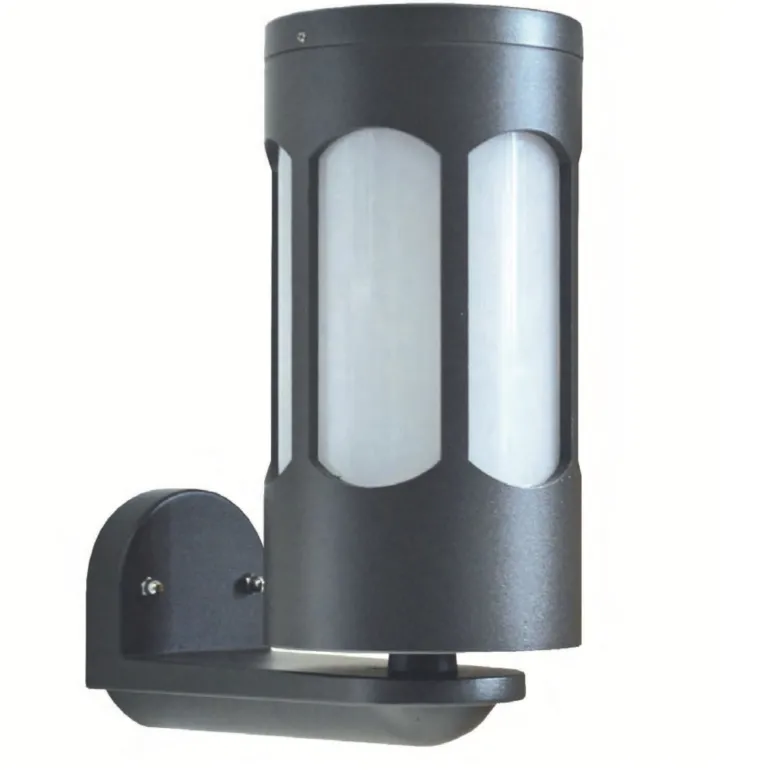 Zierliche Wandleuchte mit Rundglas
