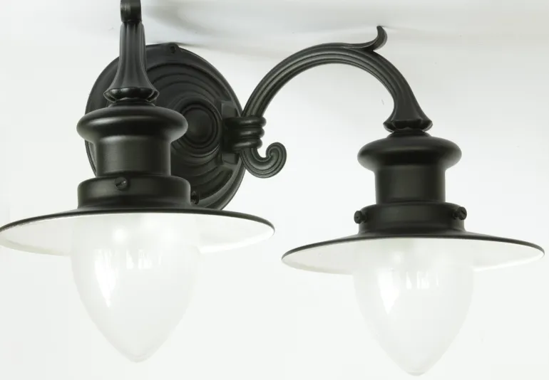 Zweiflammige Wandlampe für Außen mit Spitzzylindern