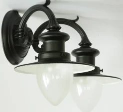Zweiflammige Wandlampe für Außen mit Spitzzylindern