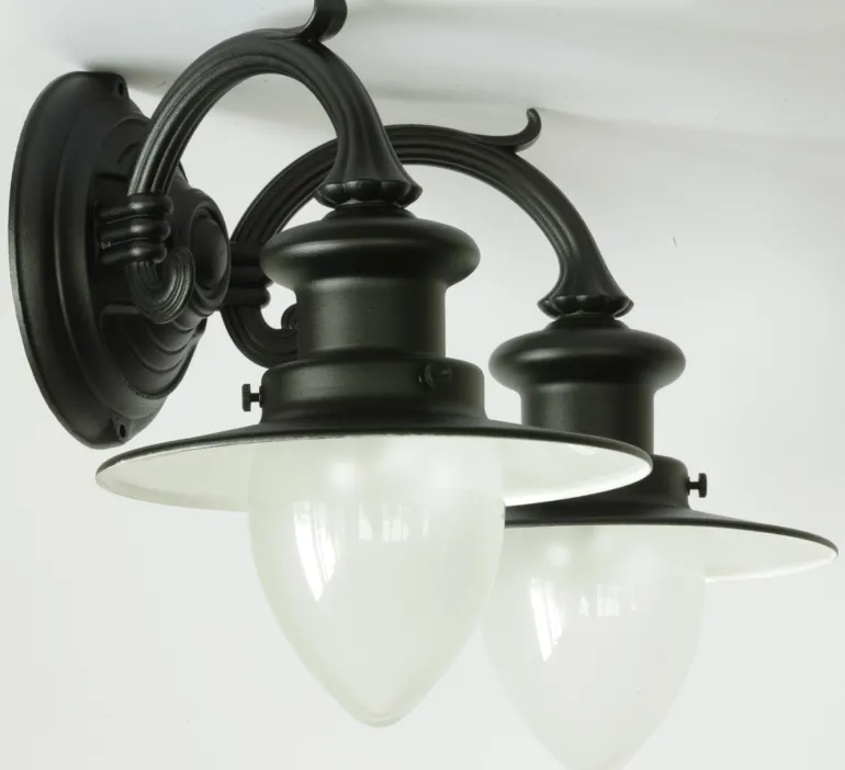 Zweiflammige Wandlampe für Außen mit Spitzzylindern