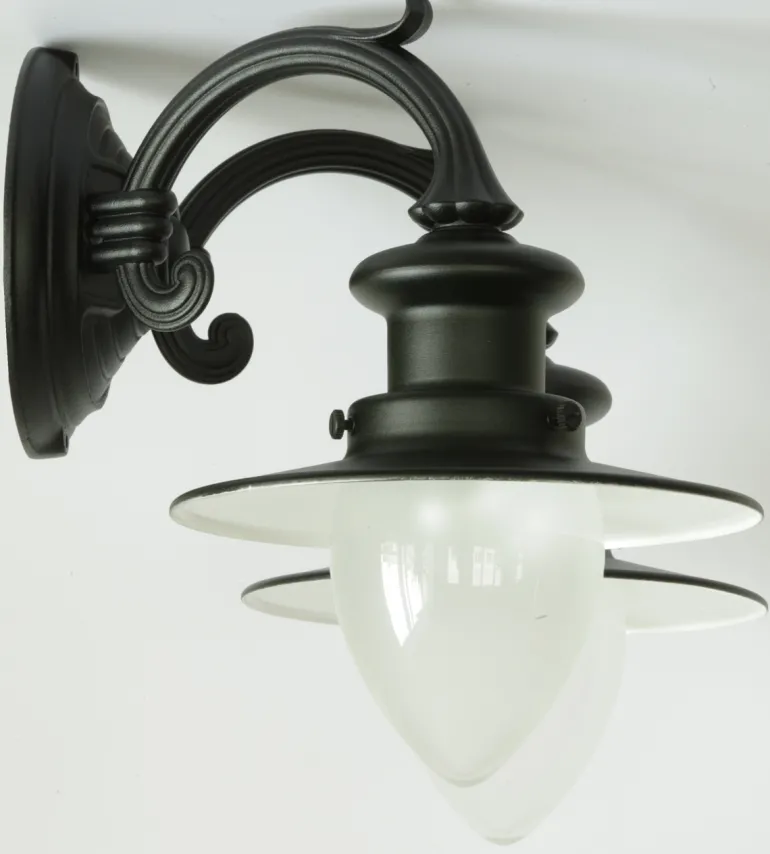 Zweiflammige Wandlampe für Außen mit Spitzzylindern