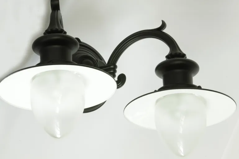 Zweiflammige Wandlampe für Außen mit Spitzzylindern