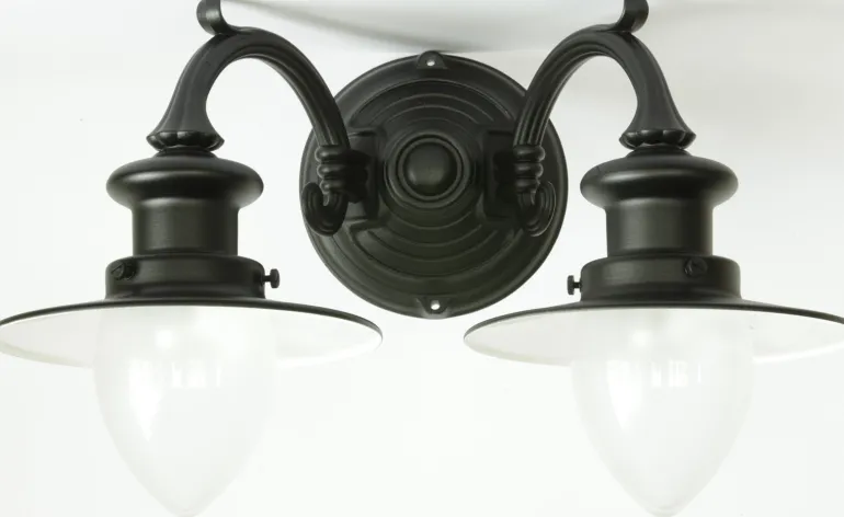 Zweiflammige Wandlampe für Außen mit Spitzzylindern